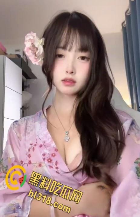 极品巨乳肥臀反差婊【恶霸咕噜咪】，金主定制福利姬视频，直播淫语擦边挑逗，这大尺度直播间居然不被封 !