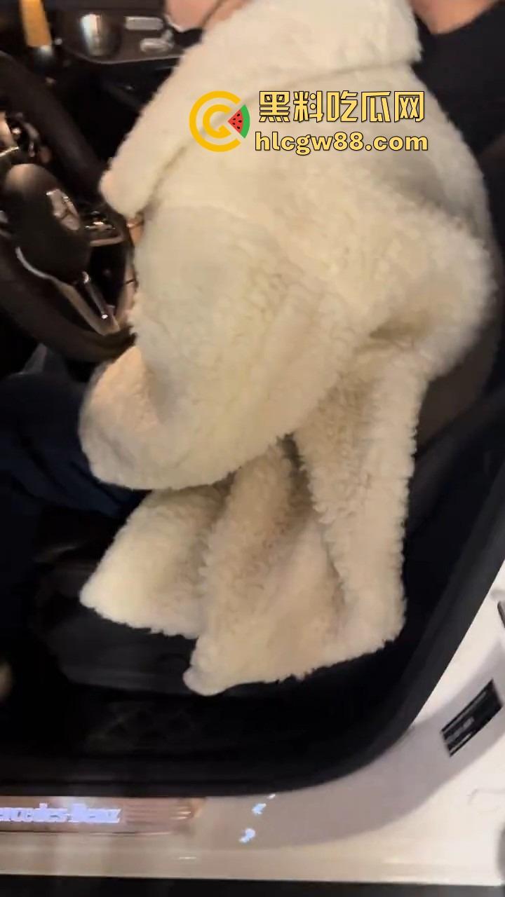 郑州奔驰车主抓小三『 卢丹丹』三姐车上被堵开房被阻,拿老婆车送小三借花献佛,三叉辉被黑的蛮惨!-5