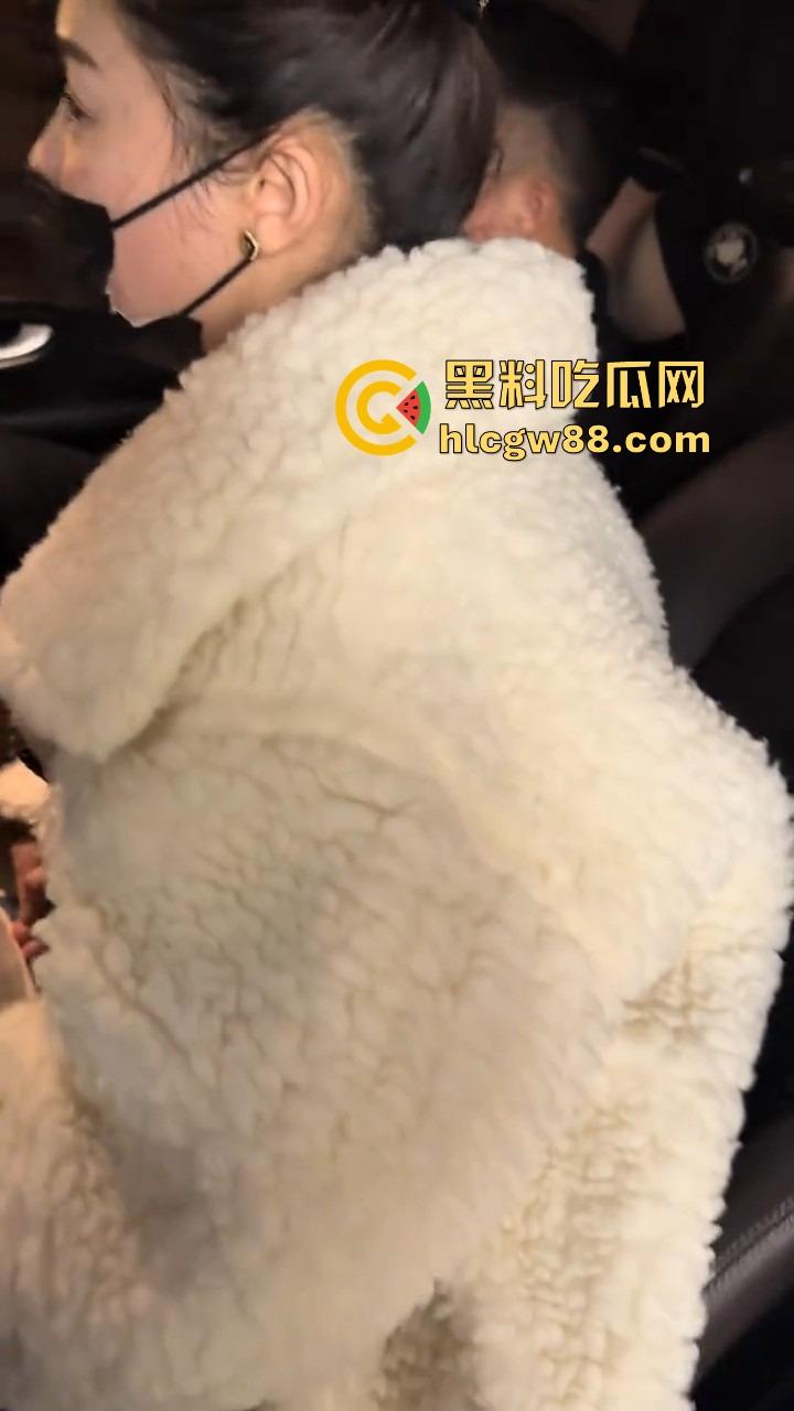 郑州奔驰车主抓小三『 卢丹丹』三姐车上被堵开房被阻,拿老婆车送小三借花献佛,三叉辉被黑的蛮惨!-11