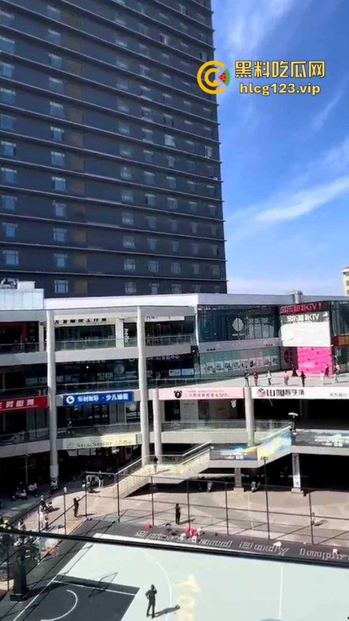 天降人民币！河北黄骅小孩哥在父母双亡后精神出现问题 竟然高空扔钱！-7