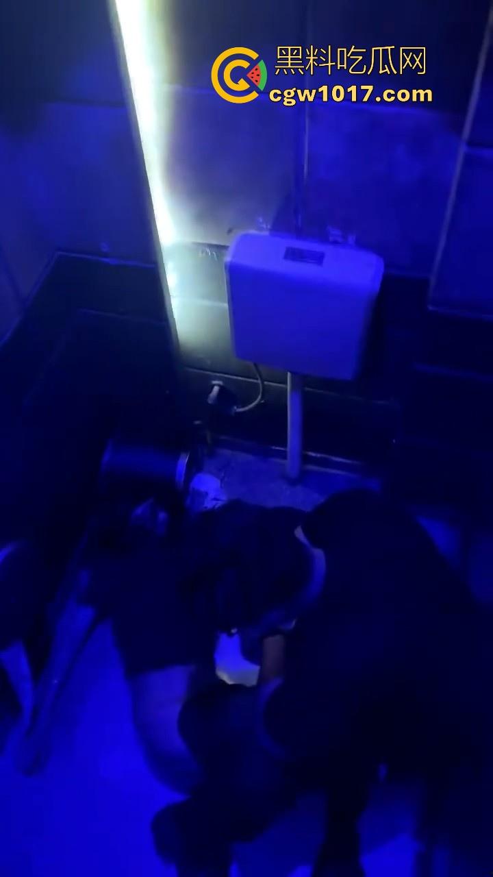 酒吧厕所准备做爱没想到门外确一堆人在偷拍，不是都这么热闹了里面这哥们一点没察觉吗？快点啊人家等着上厕所呢！-2