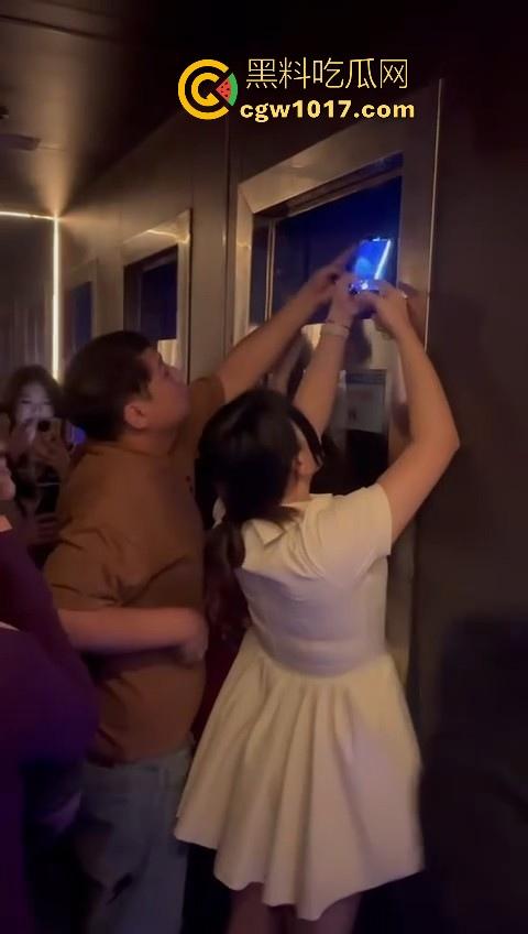 酒吧厕所准备做爱没想到门外确一堆人在偷拍，不是都这么热闹了里面这哥们一点没察觉吗？快点啊人家等着上厕所呢！-4