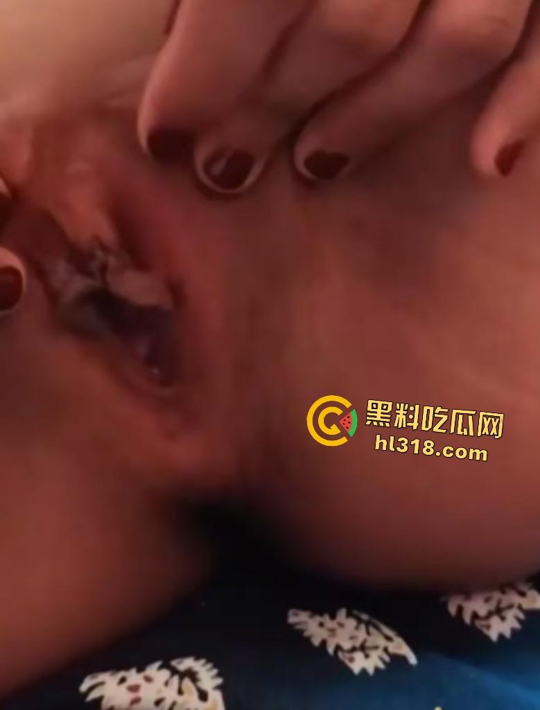 云南新婚人妻【曹琪芹】化身骚母狗跪地爬行,还被老公用脚趾塞逼里,也不怕得脚气?-6