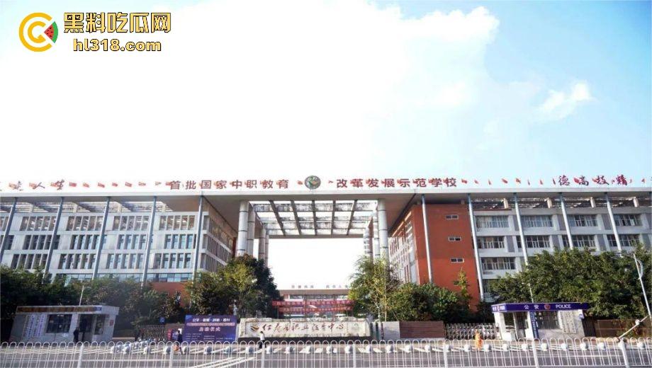 四川仁寿第二职高，小情侣楼梯间激情性爱，少女墙角舔屌被偷拍，在校园上演活春宫，刺激无比！