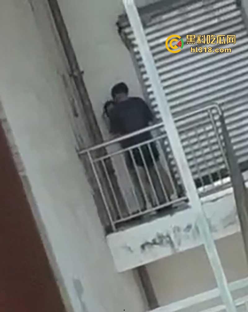 四川仁寿第二职高,小情侣楼梯间激情性爱,少女墙角舔屌被偷拍,在校园上演活春宫,刺激无比!-4