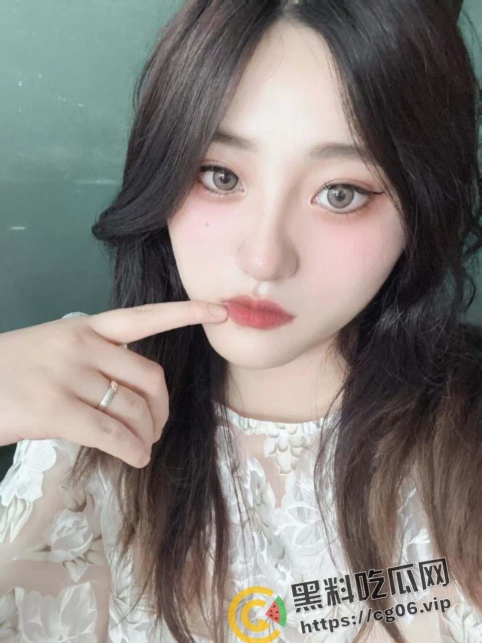 瓜友投稿！上海纹身母狗【江颖】恋情内给网友发私密视频被男朋友曝光 抠逼 摸奶 是自家男朋友的大屌满足不了你吗