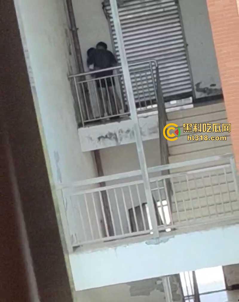 四川仁寿第二职高,小情侣楼梯间激情性爱,少女墙角舔屌被偷拍,在校园上演活春宫,刺激无比!-6