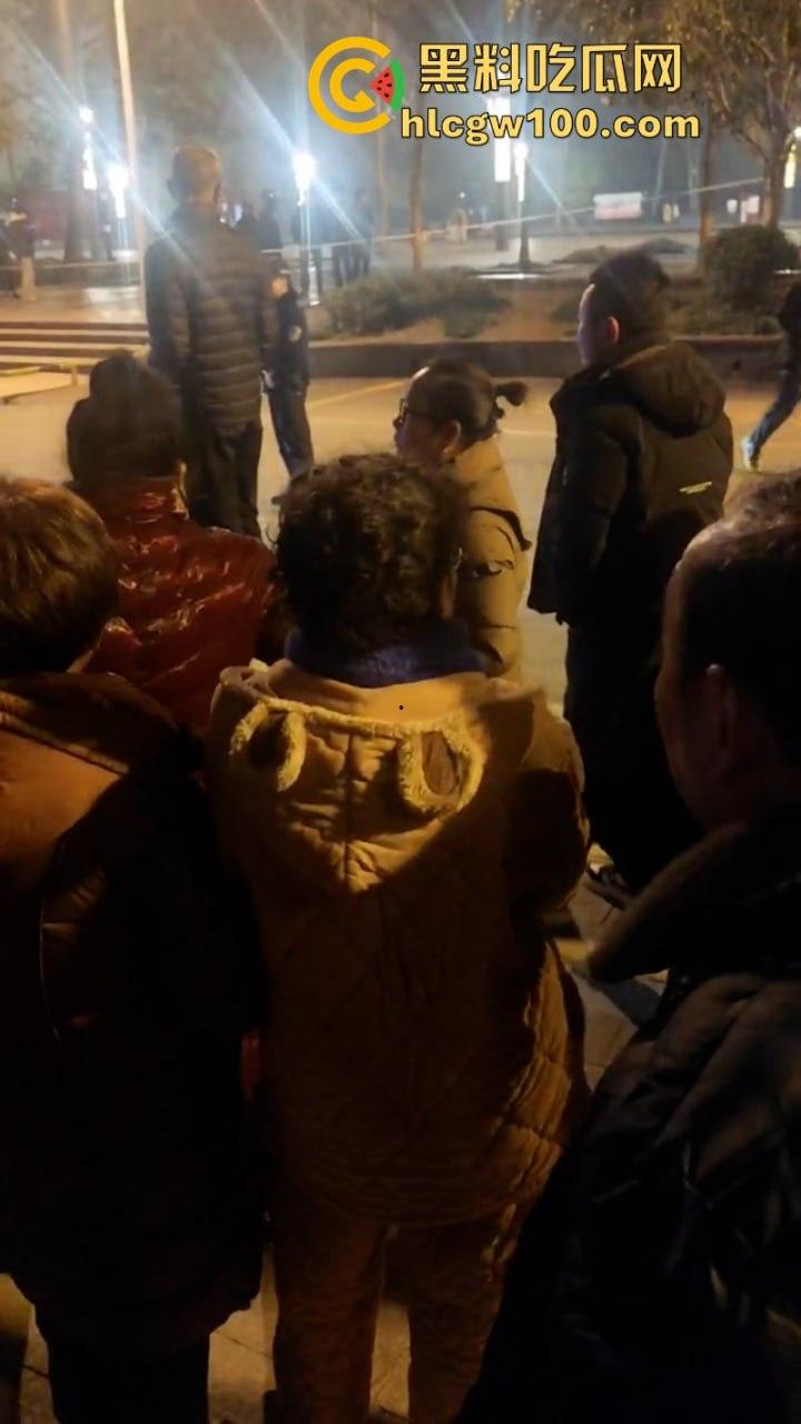 甘肃骚妇频繁出轨又约炮 原配老公当街抓奸怒杀奸夫 骚鸡终于知道怕了 当场吓尿!-2