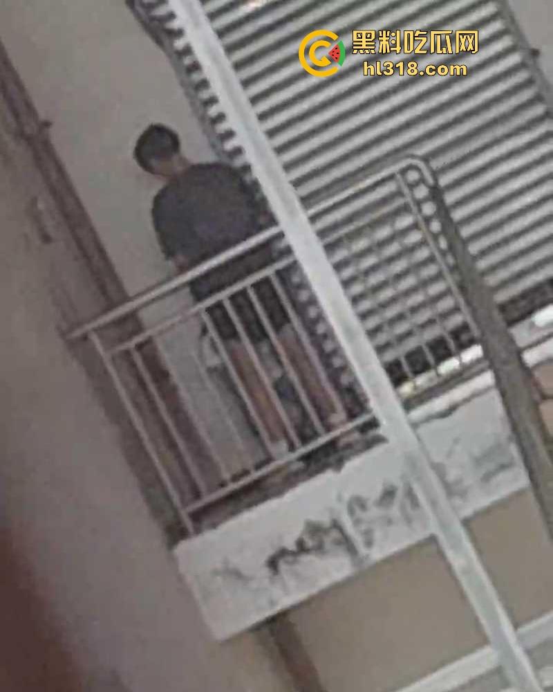 四川仁寿第二职高,小情侣楼梯间激情性爱,少女墙角舔屌被偷拍,在校园上演活春宫,刺激无比!-7