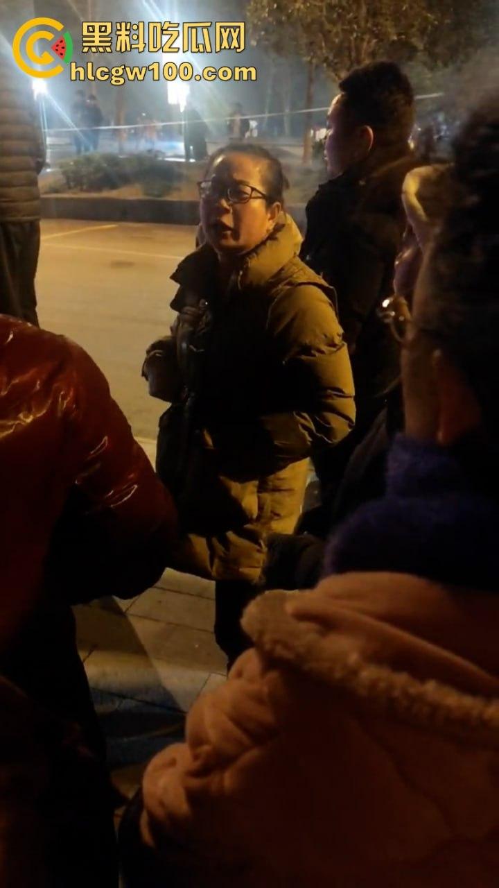 甘肃骚妇频繁出轨又约炮 原配老公当街抓奸怒杀奸夫 骚鸡终于知道怕了 当场吓尿!-3