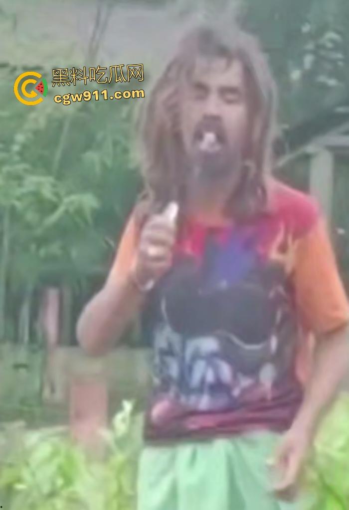 英国穷鬼流浪汉狠炸自己！老婆跑路绝望拿鞭炮塞嘴自爆折磨，威力太小没死成却逗乐路人狂笑！-1