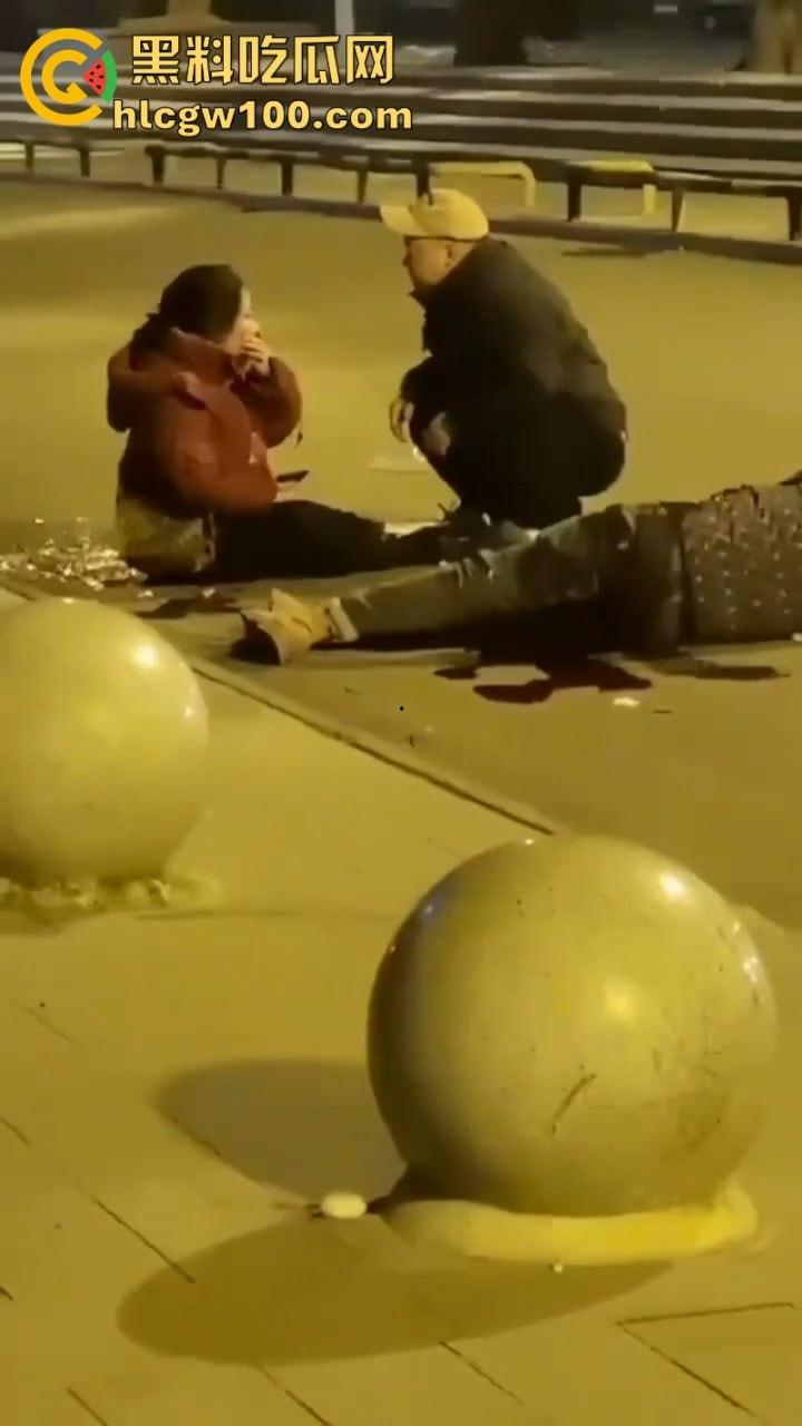 甘肃骚妇频繁出轨又约炮 原配老公当街抓奸怒杀奸夫 骚鸡终于知道怕了 当场吓尿!-4