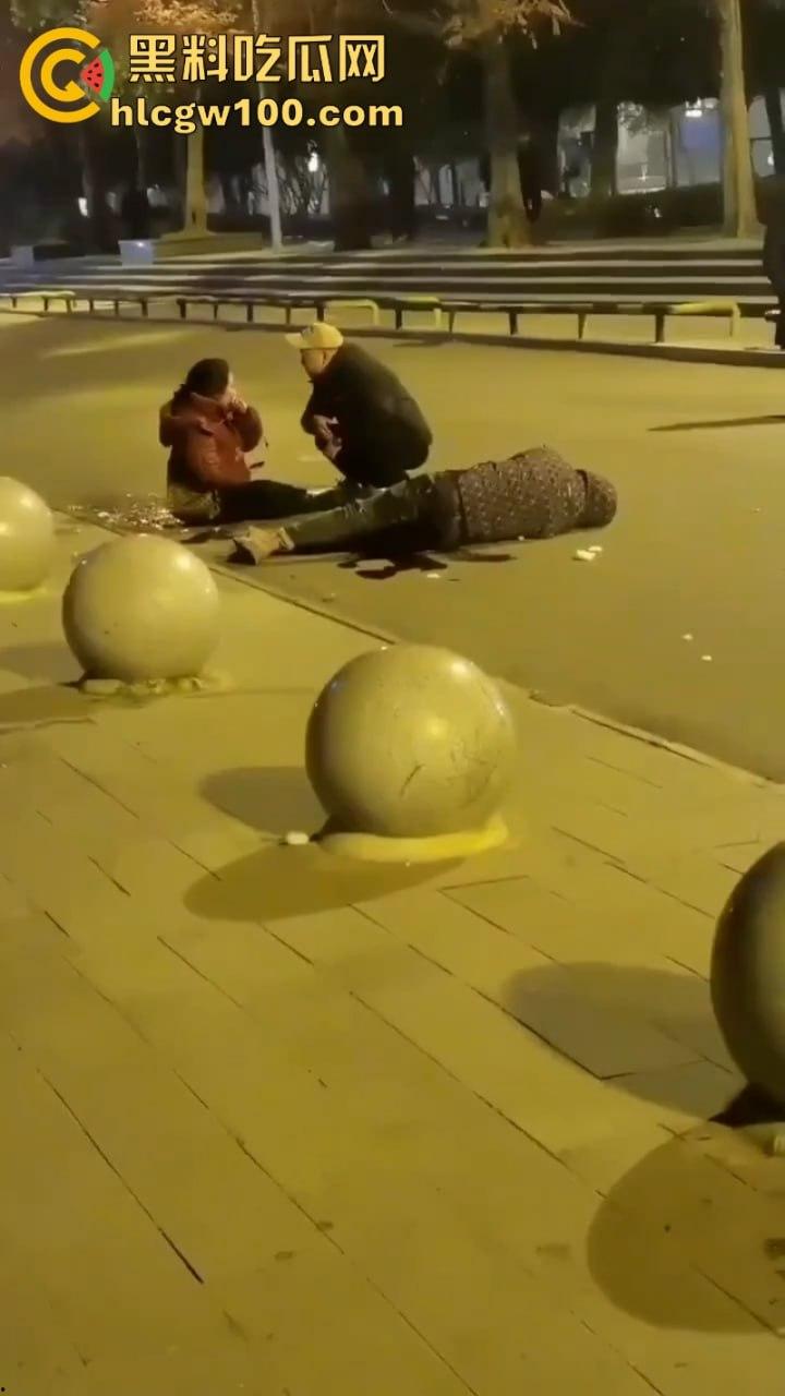 甘肃骚妇频繁出轨又约炮 原配老公当街抓奸怒杀奸夫 骚鸡终于知道怕了 当场吓尿!-7