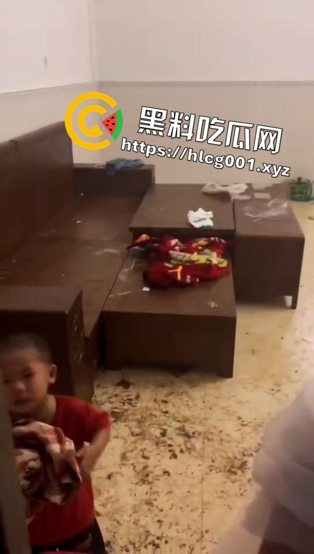 海南澄迈 几个幼儿被关家无人看管 一天没饭吃 屎尿弄一地有人生没人养