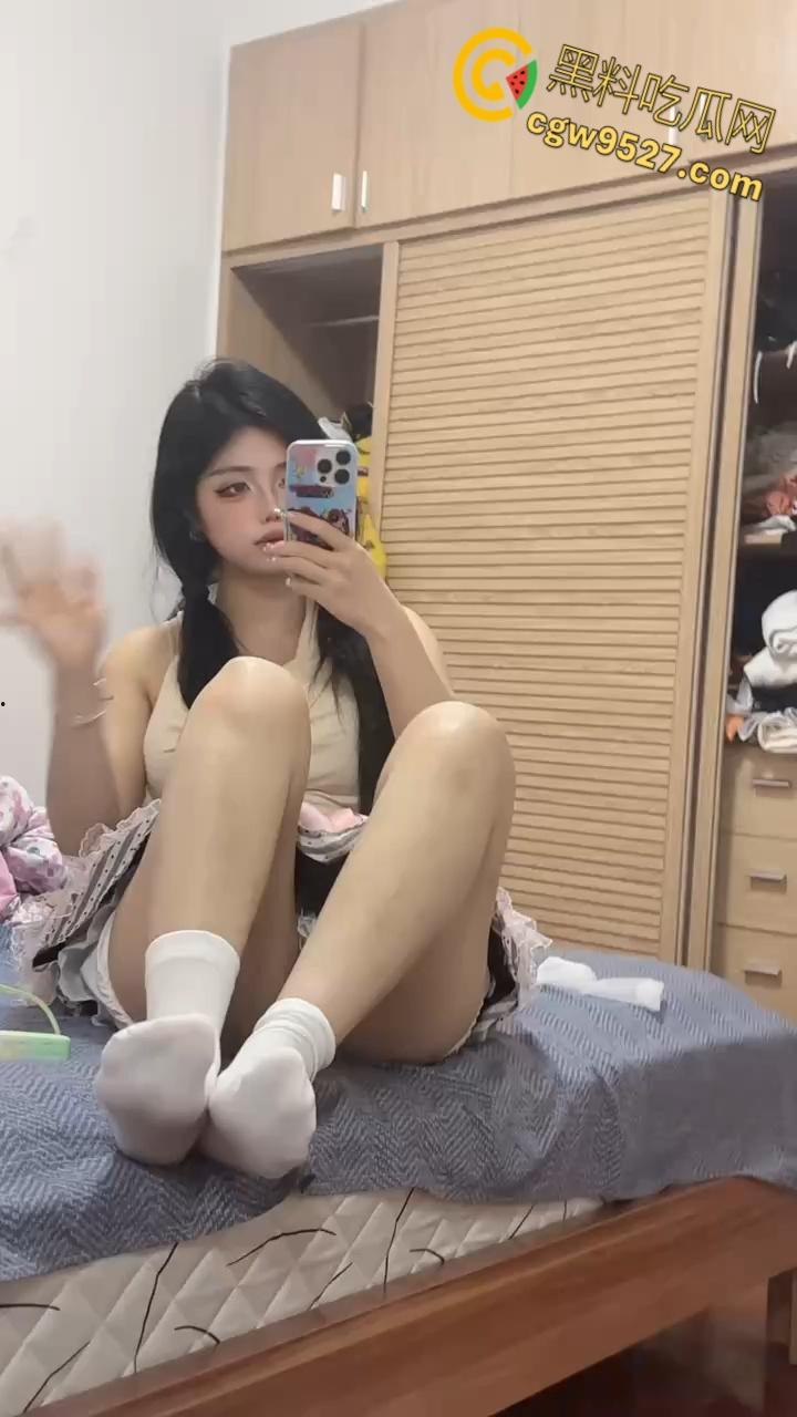 抖音巨乳女神【梨梨美袜】,退圈前大尺度合集流出,各种性感情趣装挑逗,果然还是卖丝袜的懂男人 !-6