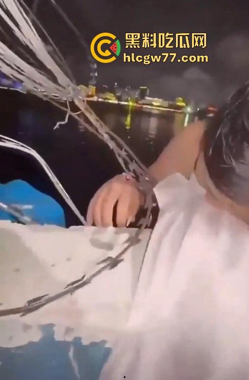 一对男女在三亚打野战翻墙出事了 女子被铁丝网钩住 消防救援到场 真是笑不活了！-4