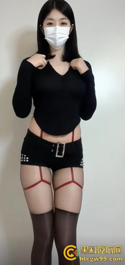 抖音30万粉网红『菜牙』伺候大哥,黑丝吊带抠逼自嗨喷水,给大哥定制福利视频,结果流出全网疯传!-9