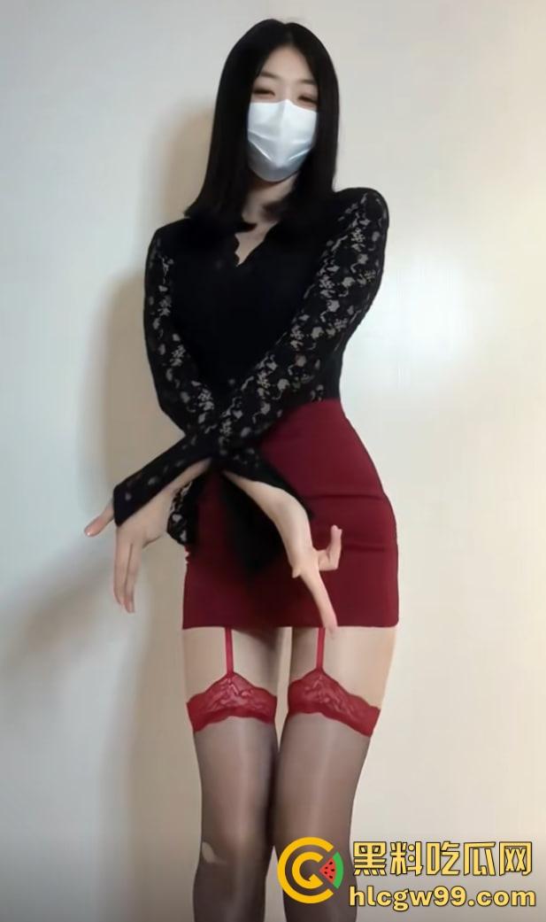 抖音30万粉网红『菜牙』伺候大哥,黑丝吊带抠逼自嗨喷水,给大哥定制福利视频,结果流出全网疯传!-10