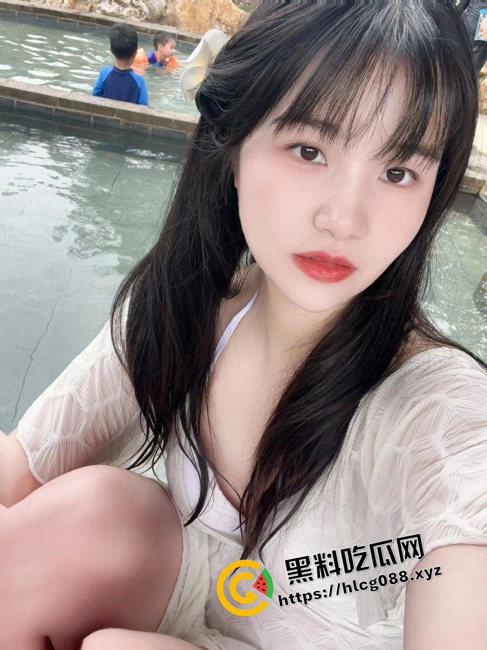 岳阳95后反差母狗小少妇【白雅雯】寻求刺激在车内激情车震，淫荡舔脚用单身20年手速抠逼！-2