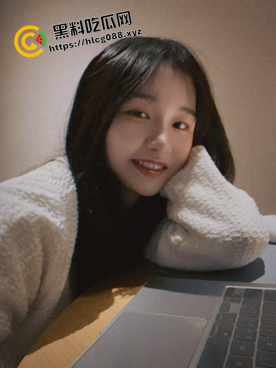 岳阳95后反差母狗小少妇【白雅雯】寻求刺激在车内激情车震，淫荡舔脚用单身20年手速抠逼！-3