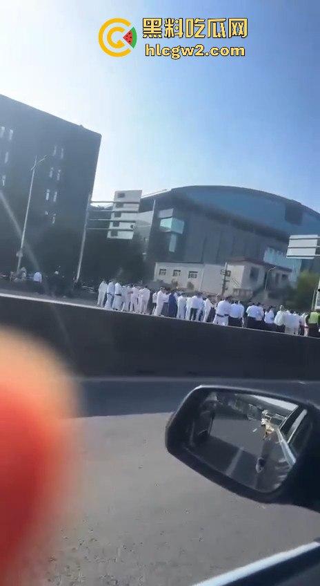 上海沪松公路被国利员工堵到爆!讨薪没问题,害全场牛马迟到真是要命!-5