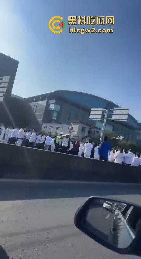 上海沪松公路被国利员工堵到爆!讨薪没问题,害全场牛马迟到真是要命!-10