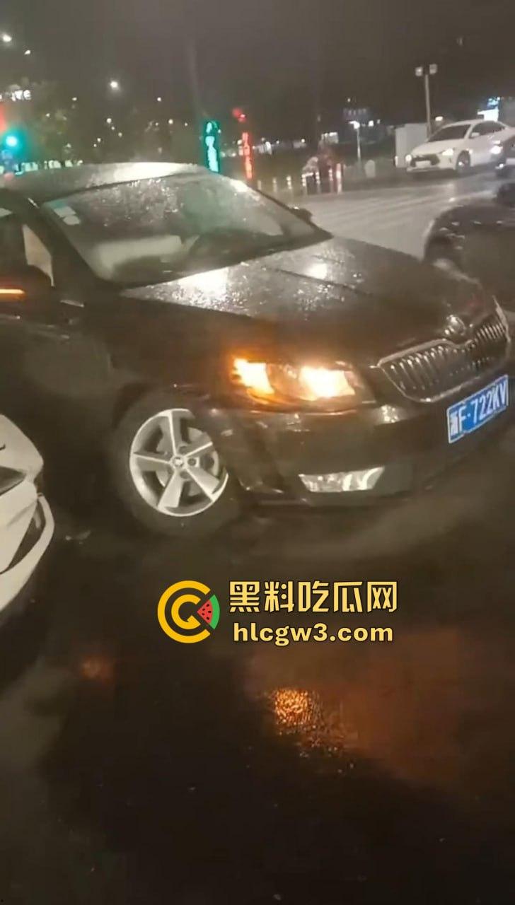 嘉兴海盐百货门口突发车祸！法拉利与斯柯达激烈碰撞，气囊齐爆损失惨重，维修账单成谜！