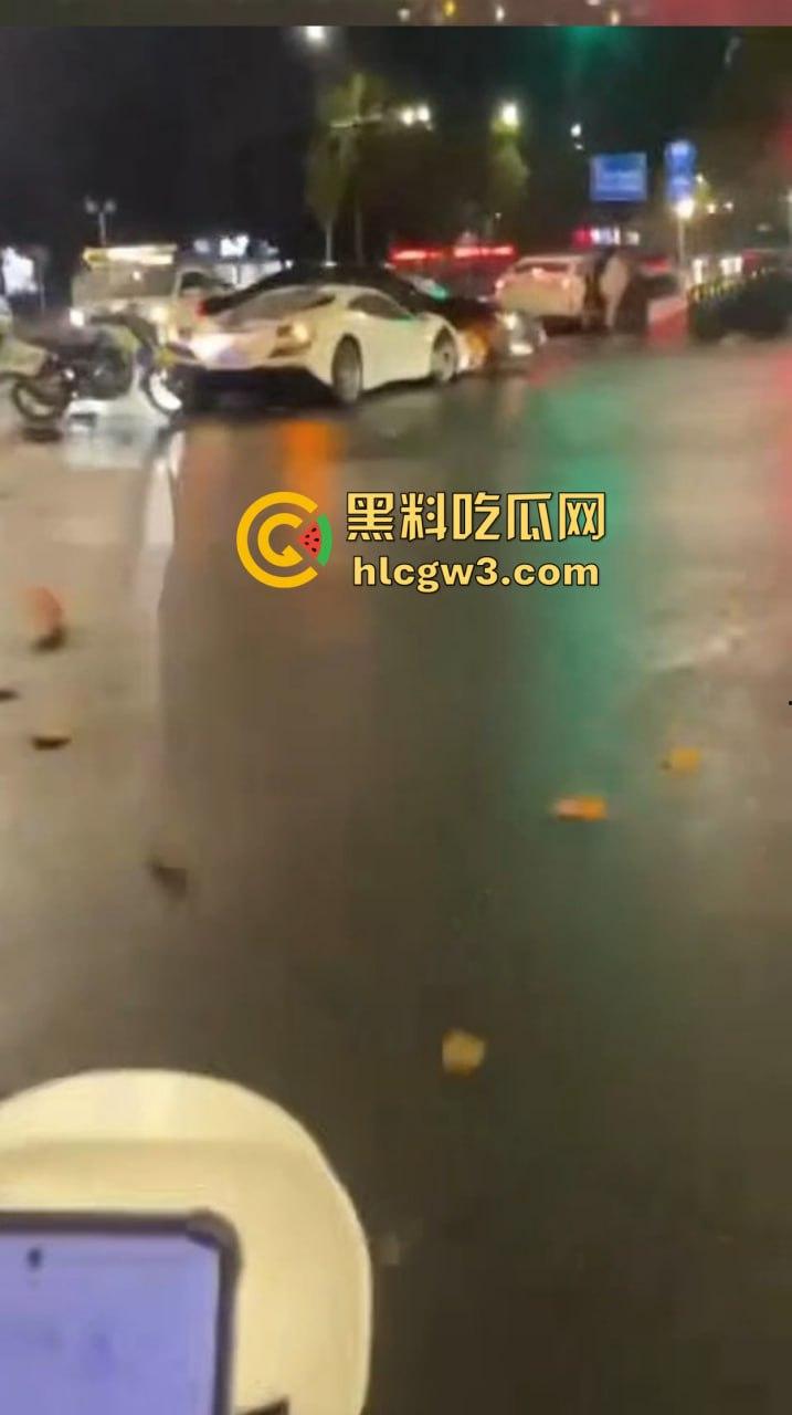 嘉兴海盐百货门口突发车祸!法拉利与斯柯达激烈碰撞,气囊齐爆损失惨重,维修账单成谜!-2