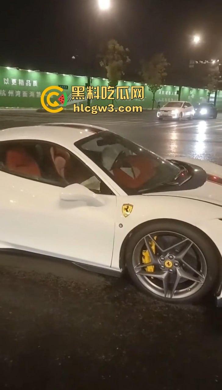 嘉兴海盐百货门口突发车祸!法拉利与斯柯达激烈碰撞,气囊齐爆损失惨重,维修账单成谜!-4