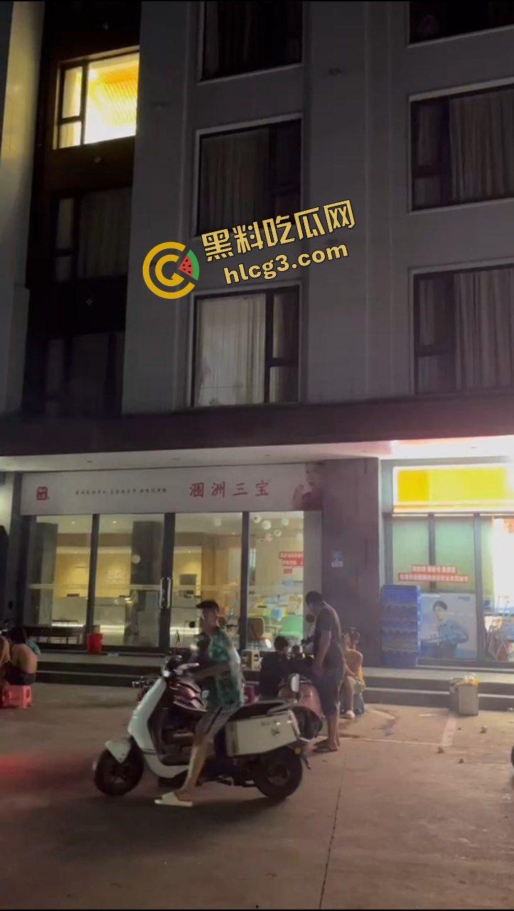 广西北海涠洲 小情侣激情后入性爱 窗帘透光一览无余 被路人偷拍 太猛了吧