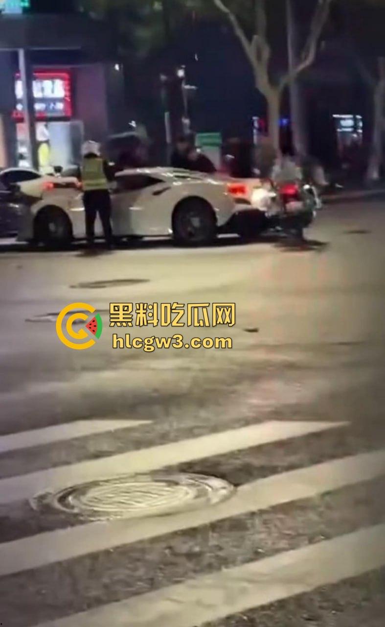 嘉兴海盐百货门口突发车祸!法拉利与斯柯达激烈碰撞,气囊齐爆损失惨重,维修账单成谜!-6