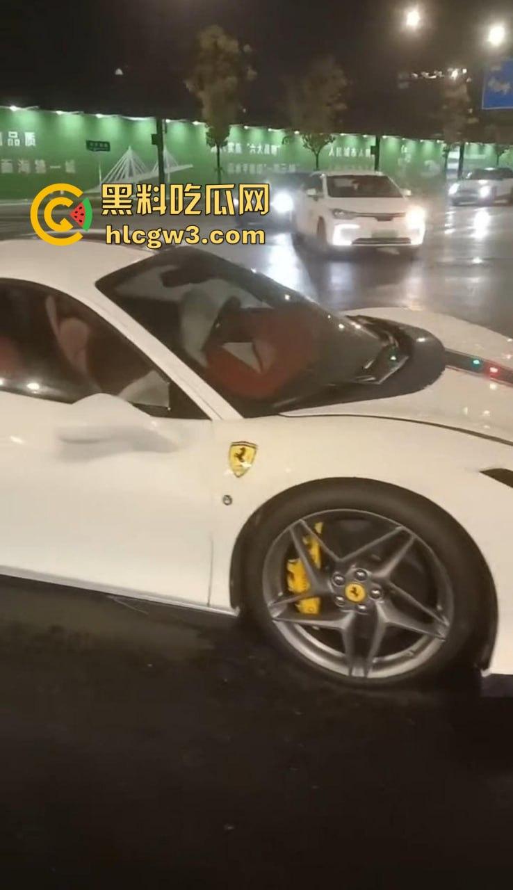 嘉兴海盐百货门口突发车祸!法拉利与斯柯达激烈碰撞,气囊齐爆损失惨重,维修账单成谜!-10