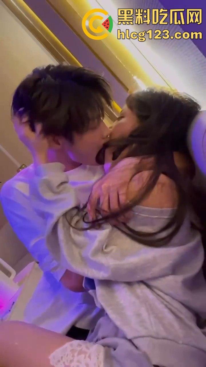 小仙女白天赚大叔的钱,晚上KTV点男模互动,玩得比你想象的更花!-8