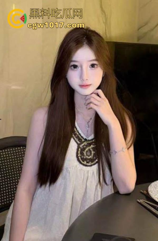 接长腿女儿放学，天气太冷女儿贴心的为我暖暖鸡巴，直接在工地旁边跟女儿车震起来，插完逼又插女儿屁眼！