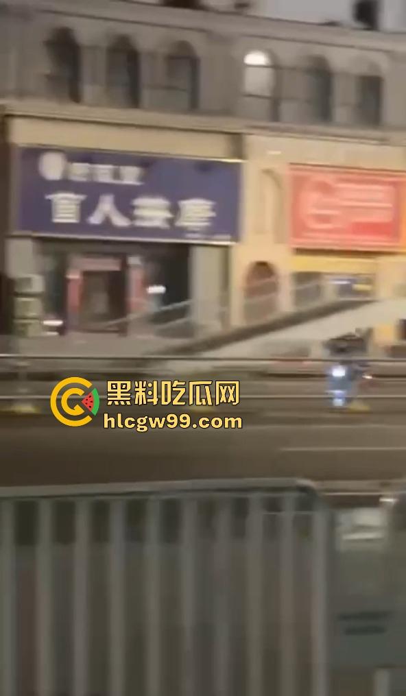 武汉花园道ICC天桥惊现断头惨案,跳楼不成被栏杆拦腰斩断,血浆横飞,画面惨烈重口慎入!-2