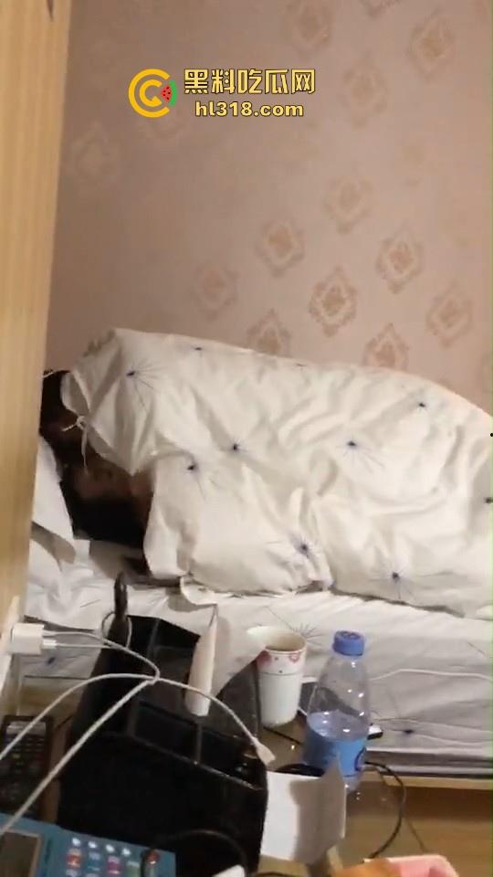 深夜兄弟怒干精神小妹，在旁的我只能眼巴巴的看着，同在一个屋檐下兄弟要不让我也操一下！