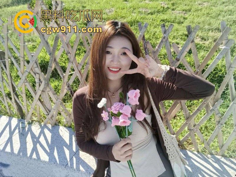 湘潭大学高颜值女大，情侣酒店激情开房，身穿情趣内衣白嫩巨乳诱人至极，口交深喉女上骑乘奶子晃荡！