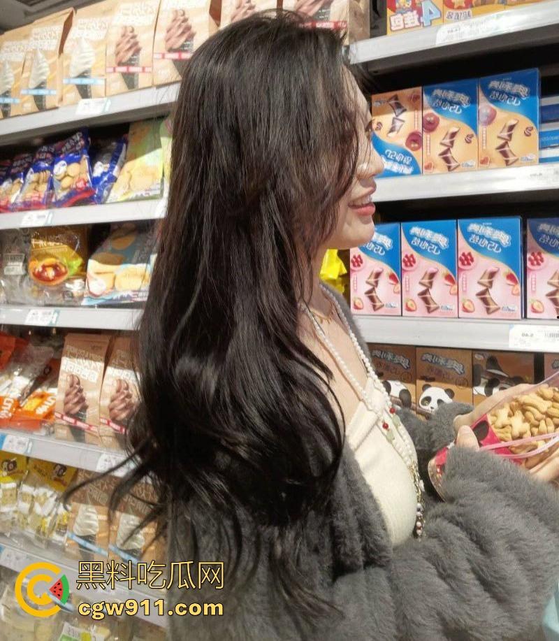 湘潭大学高颜值女大，情侣酒店激情开房，身穿情趣内衣白嫩巨乳诱人至极，口交深喉女上骑乘奶子晃荡！-3