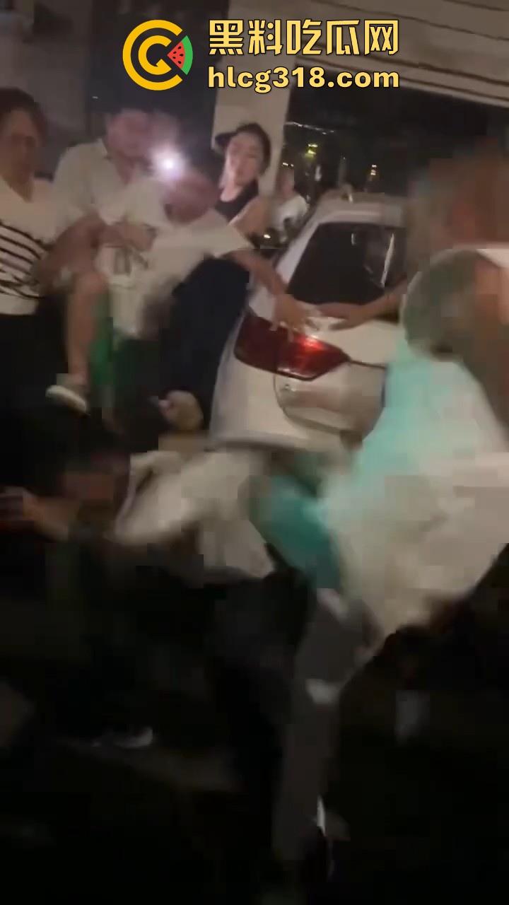 四川中年男子借学术名义哄骗12岁少女开房,被女孩家长逮到后当街暴打,这真的是禽兽不如呀!-9