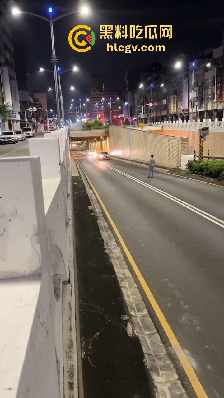 精神大叔作死站路中间,叼烟堵车挑衅!遇上精神小伙直接开揍,魔法果然得用魔法破!-1