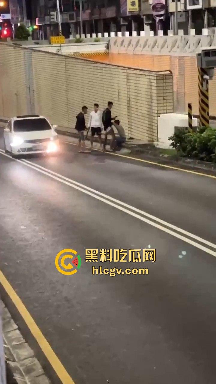 精神大叔作死站路中间,叼烟堵车挑衅!遇上精神小伙直接开揍,魔法果然得用魔法破!-6