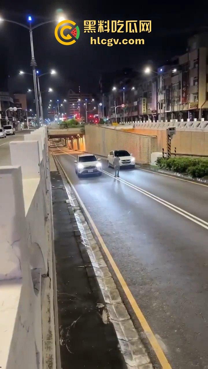 精神大叔作死站路中间,叼烟堵车挑衅!遇上精神小伙直接开揍,魔法果然得用魔法破!-9