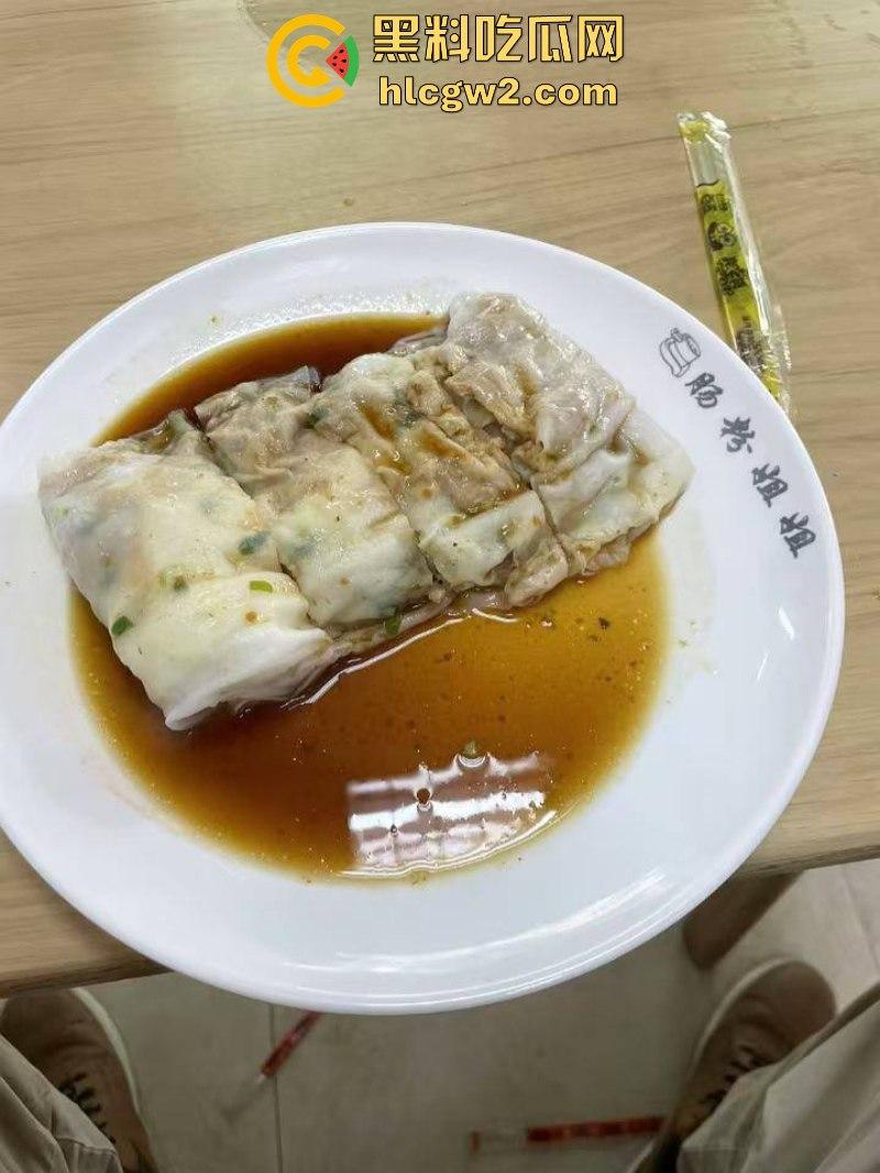 这么卷吗?广东中山市网红店【肠粉姐姐】黑丝长腿大美女现在卖肠粉都需要低胸职业装-5