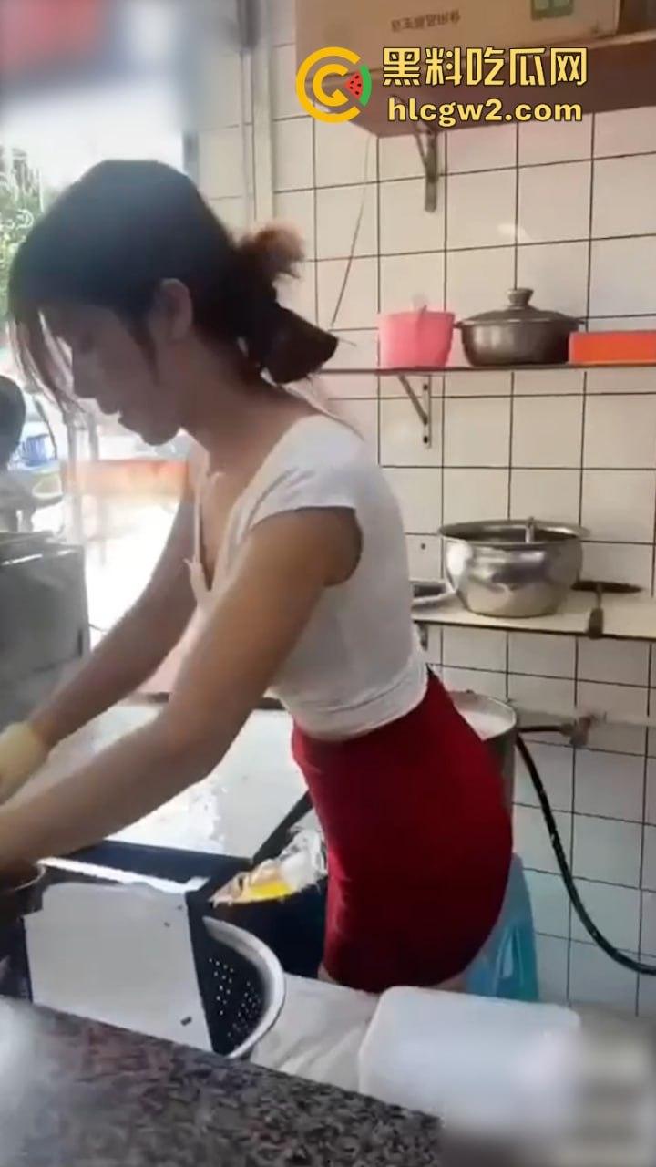 这么卷吗?广东中山市网红店【肠粉姐姐】黑丝长腿大美女现在卖肠粉都需要低胸职业装-9