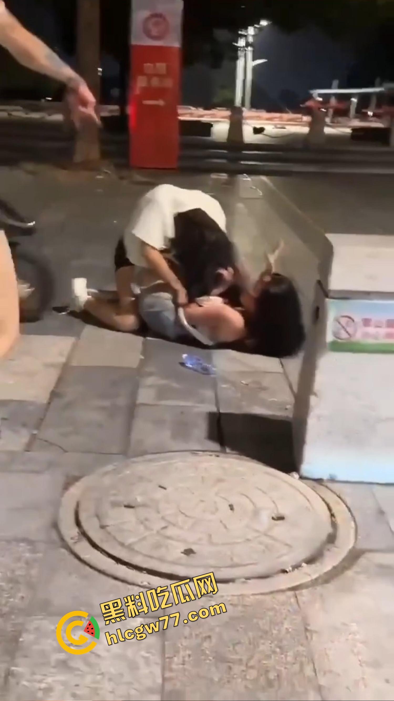 南昌精神小妹当街撕逼奶都露了,精神小伙骑电瓶车劝架他不是拉架,他是开电瓶车撞进去!-5