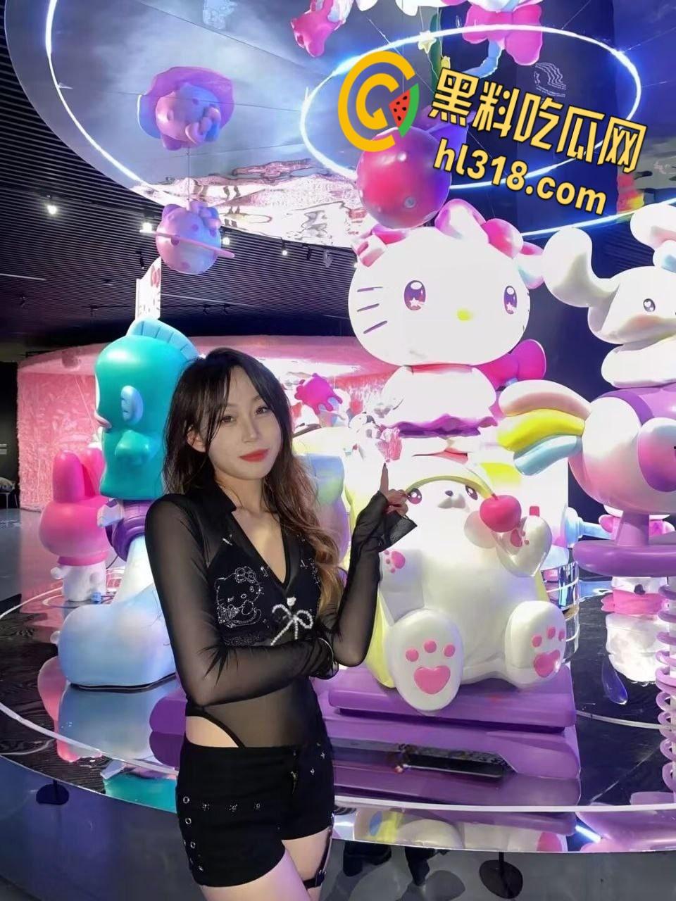 河南省极品骚母狗【涵涵】，与哥哥乱伦不过瘾，闺蜜男友轮番上阵，三洞齐开爽翻天，私生活糜烂到令人咋舌 !