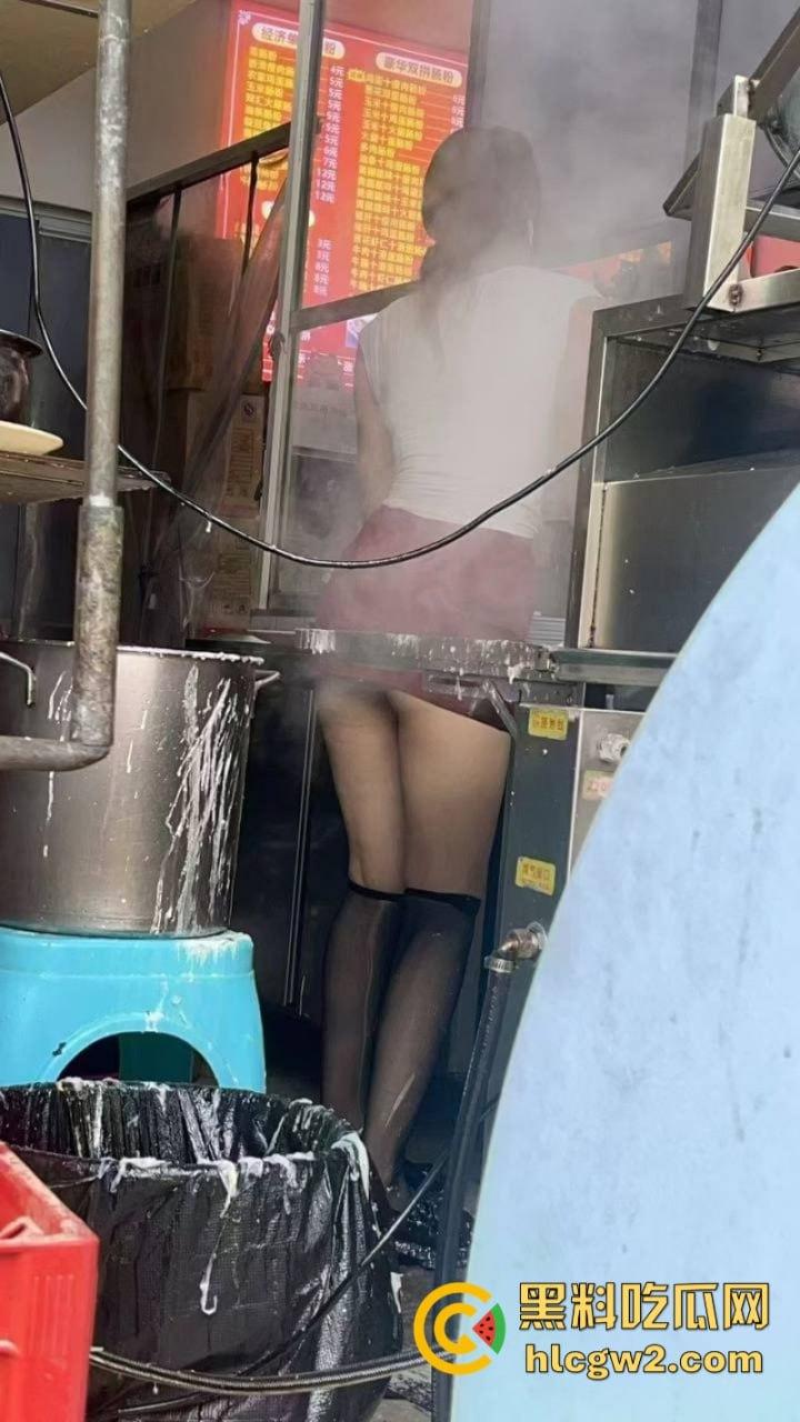 这么卷吗?广东中山市网红店【肠粉姐姐】黑丝长腿大美女现在卖肠粉都需要低胸职业装-10