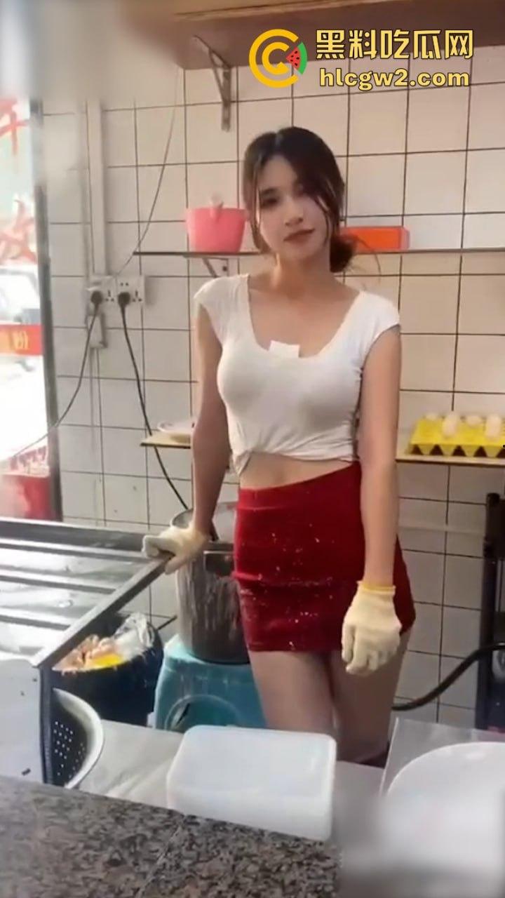 这么卷吗?广东中山市网红店【肠粉姐姐】黑丝长腿大美女现在卖肠粉都需要低胸职业装-11