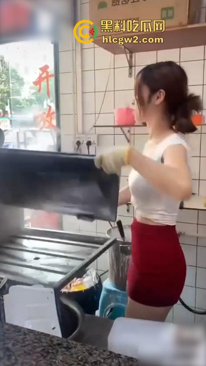 这么卷吗?广东中山市网红店【肠粉姐姐】黑丝长腿大美女现在卖肠粉都需要低胸职业装-12