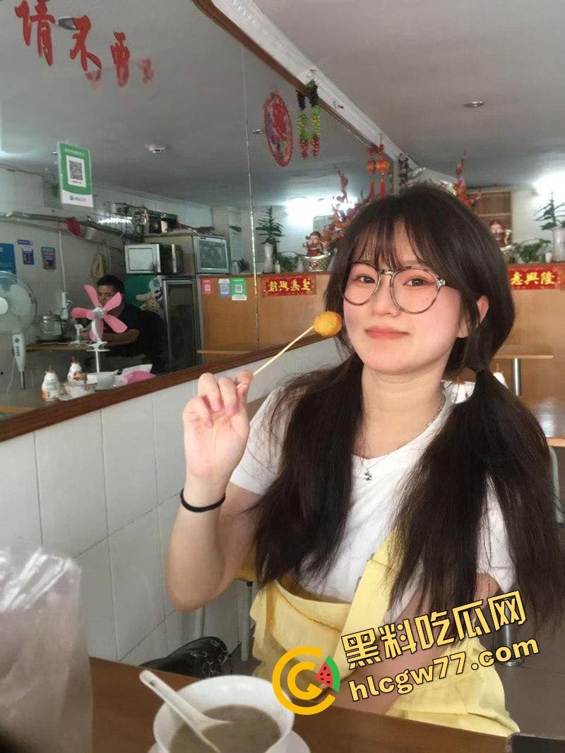 武汉文理学院【吴婧妍】外表清纯的眼镜妹 沦为金主爸爸的性爱玩物 主动发裸照勾引求操 十分的反差!-4